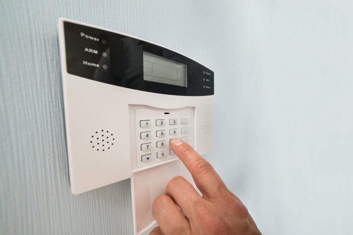 Bien protéger sa maison : quelle alarme choisir et installer ?