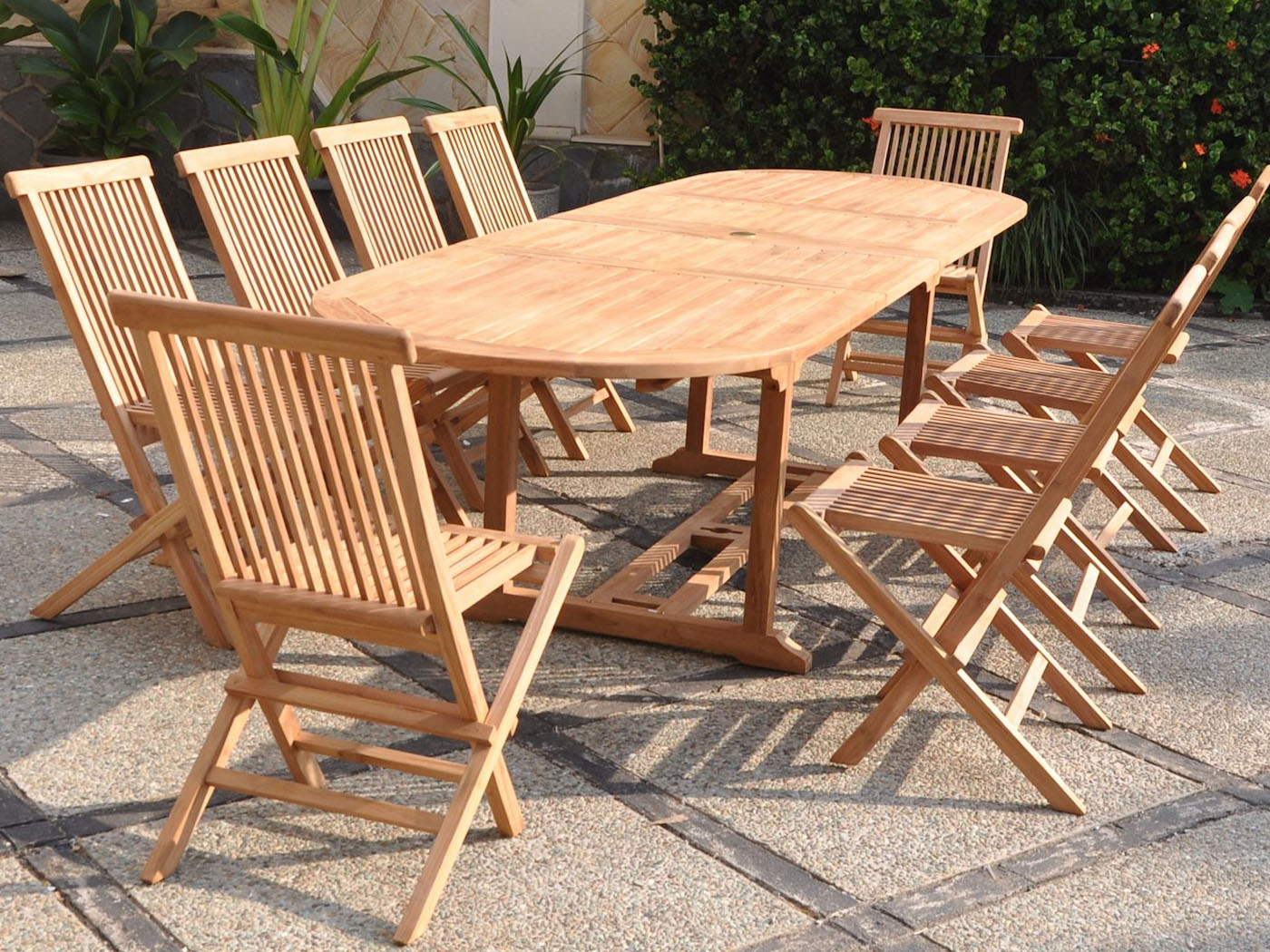 Les salons de jardin en teck : quelques infos utiles