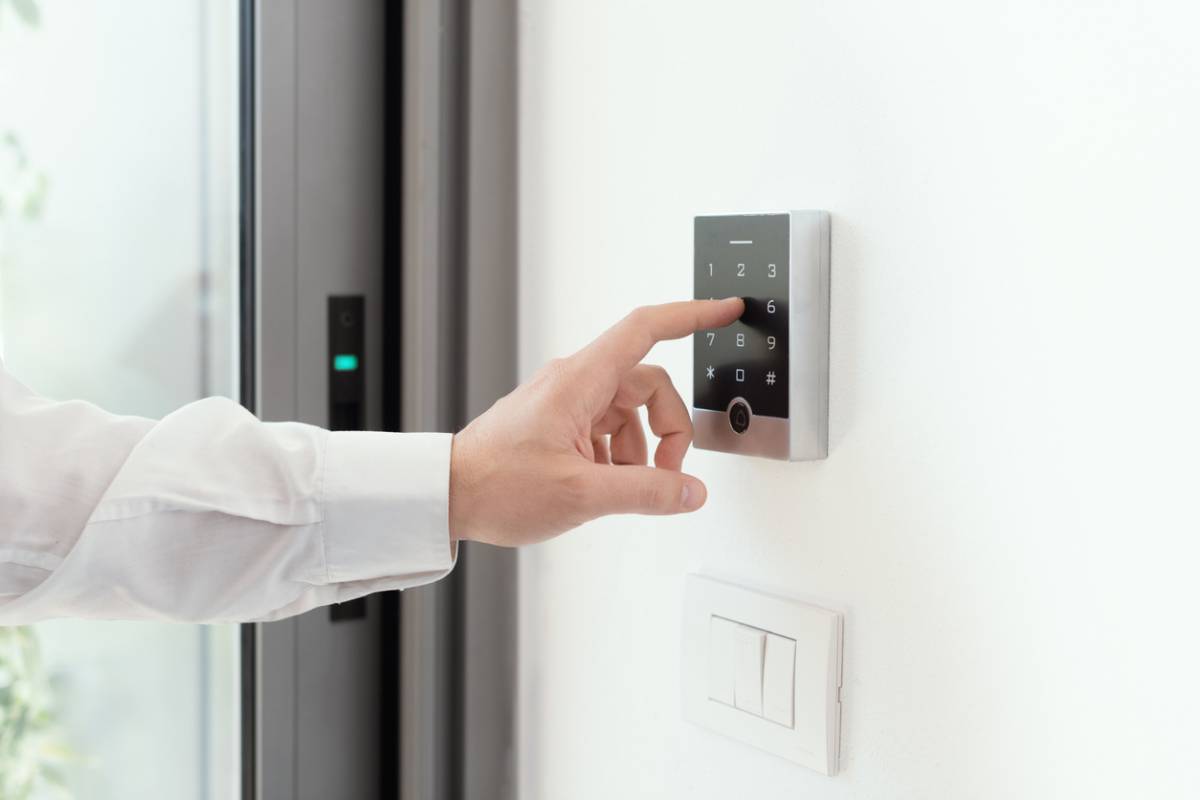 Protégez votre maison des indésirables : surveillance et alarme