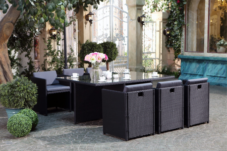 table et chaises 6 places encastrables en résine avec housse de protection miami 6 rectangle concept usine