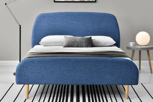 structure de lit scandinave tissu bleu Sandvik avec pieds en bois 160x200 cm 