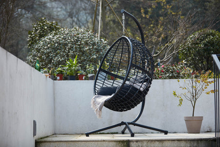 Fauteuil Noir suspendu en résine tressée style rotin