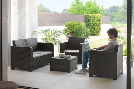 Salon de jardin 4 places effet résine tressée gris GOA mis en scène