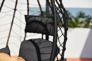 fauteuil suspendu avec aspect rotin noir et support zoom 1