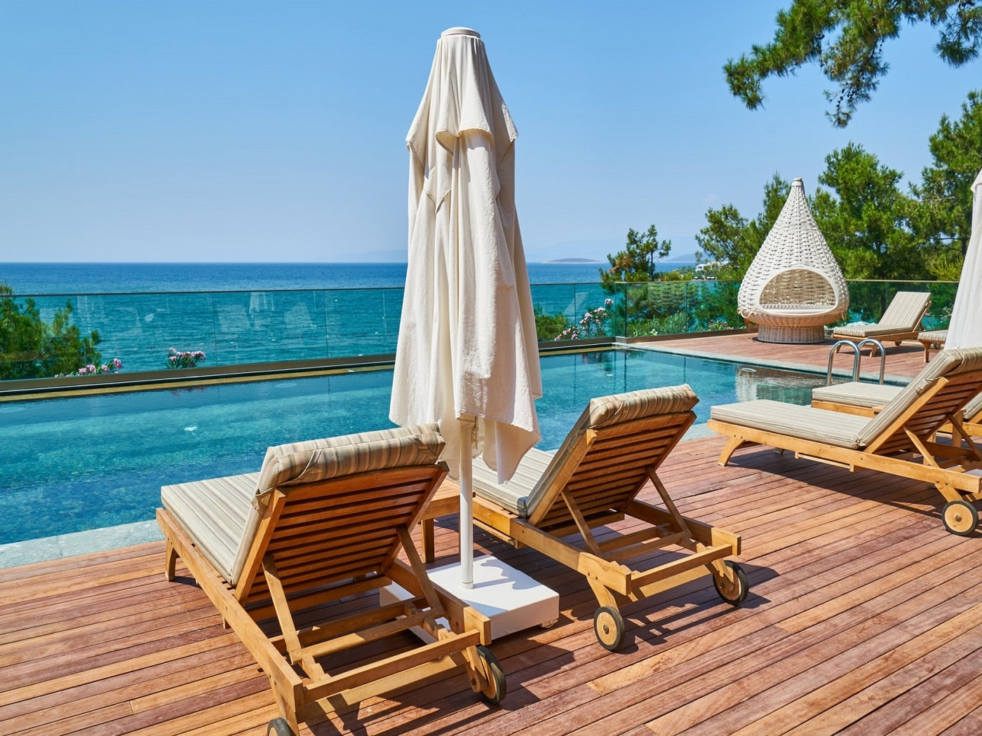 Terrasse autour de la piscine : quel bois choisir ?