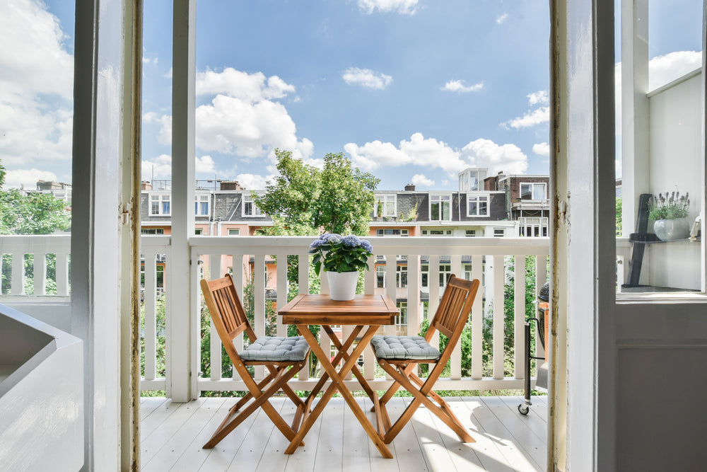 table et chaises sur balcon en longueur
