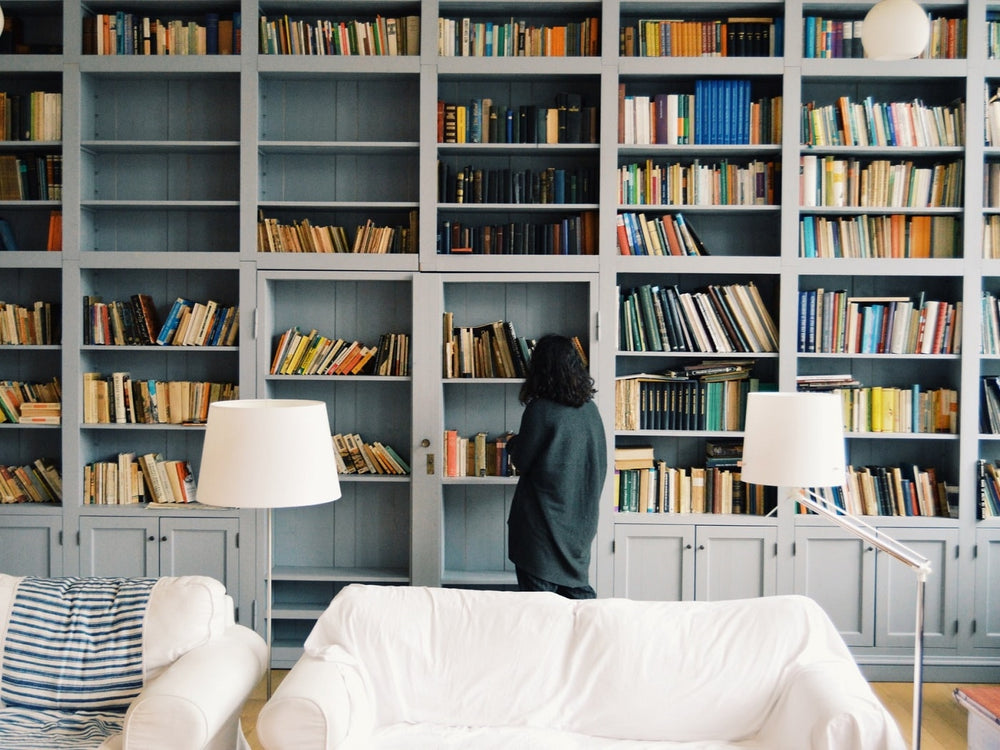 Pourquoi avoir une bibliothèque dans son salon ?