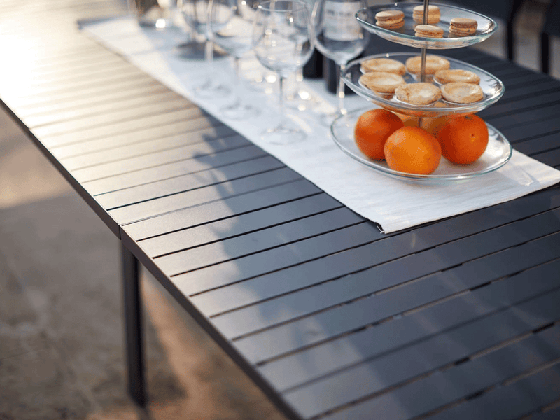 La table de jardin extensible : la clé de la convivialité