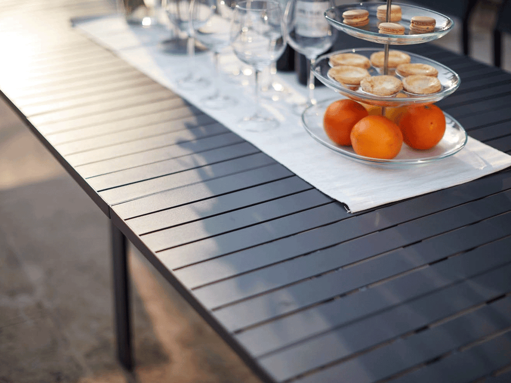 La table de jardin extensible : la clé de la convivialité