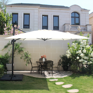 Ensemble parasol CESARE ecru 3x4m et 4 dalles à lester photo d'ambiance