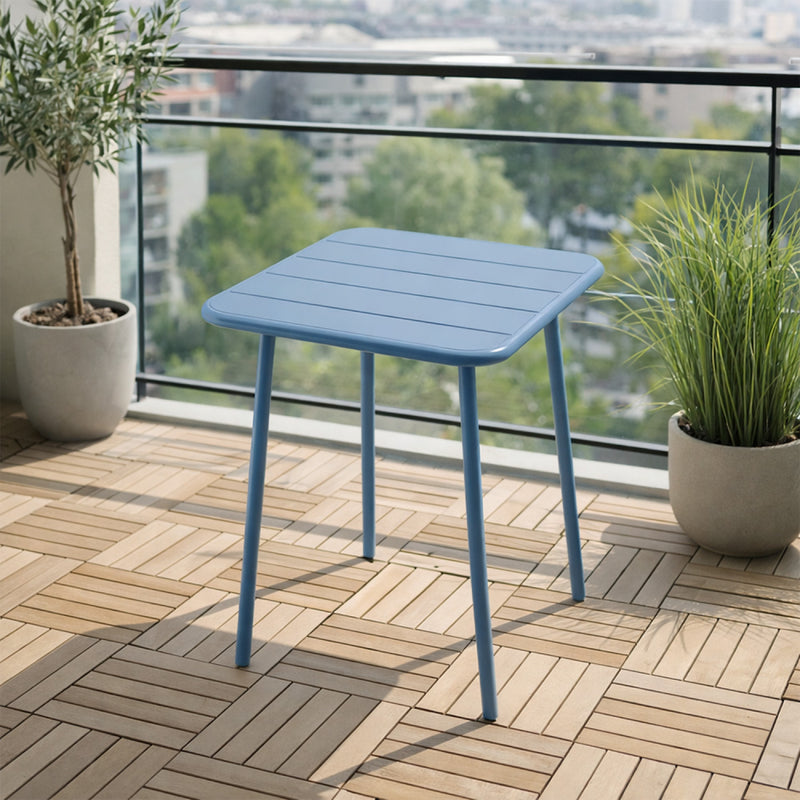 table-carre-acier-bleu-2-places-exterieur-bergame-ambiance-2-concept-usine