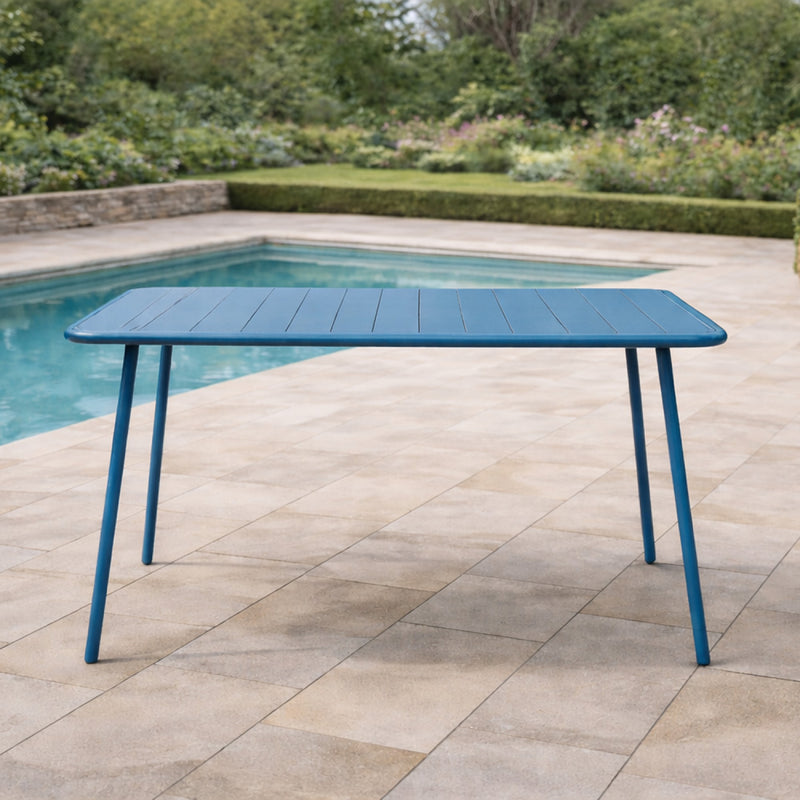 table-acier-bleu-4-6-places-exterieur-bergame-ambiance-face-concept-usine