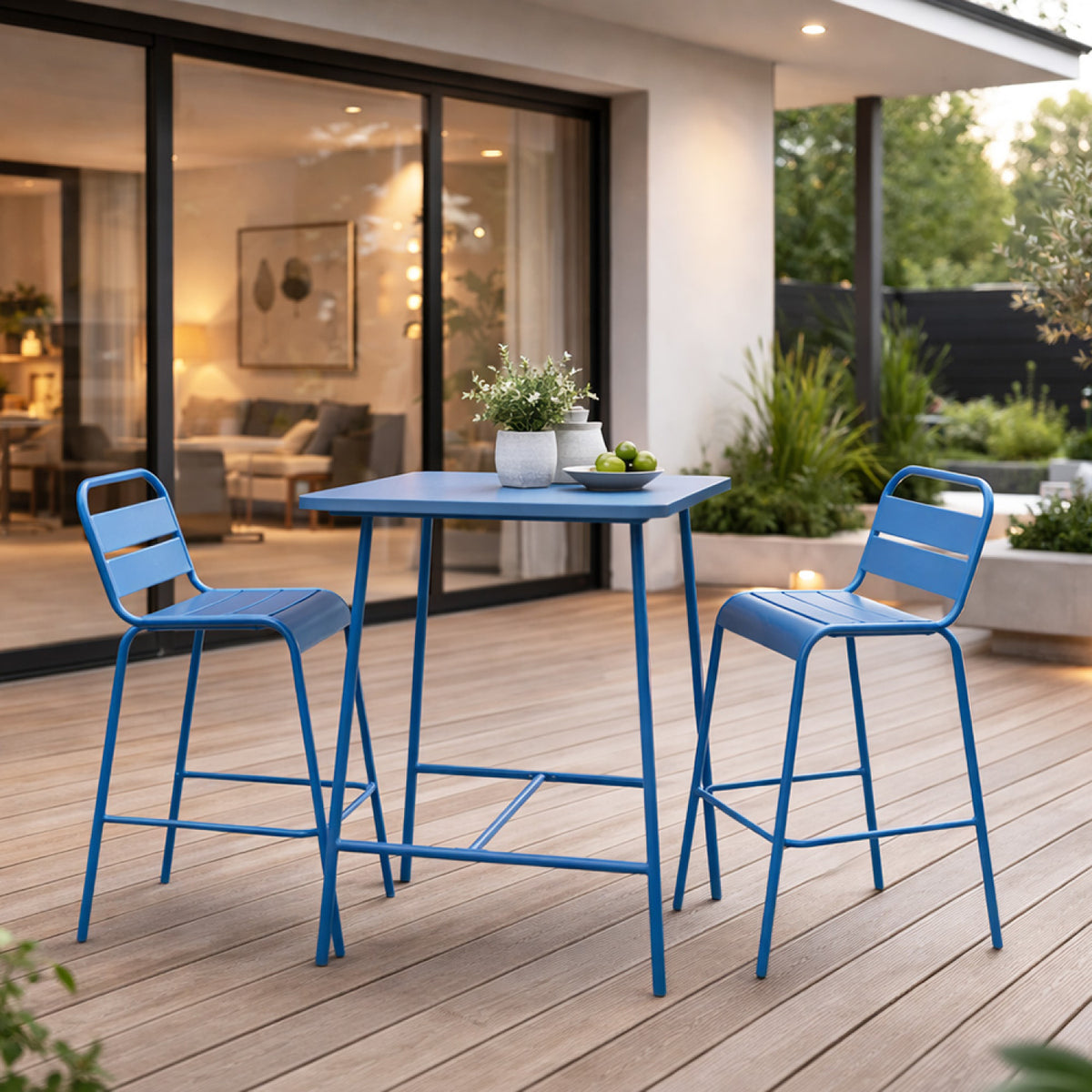 ensemble-table-chaises-bar-acier-bleu-exterieur-bergame-ambiance-concept-usine