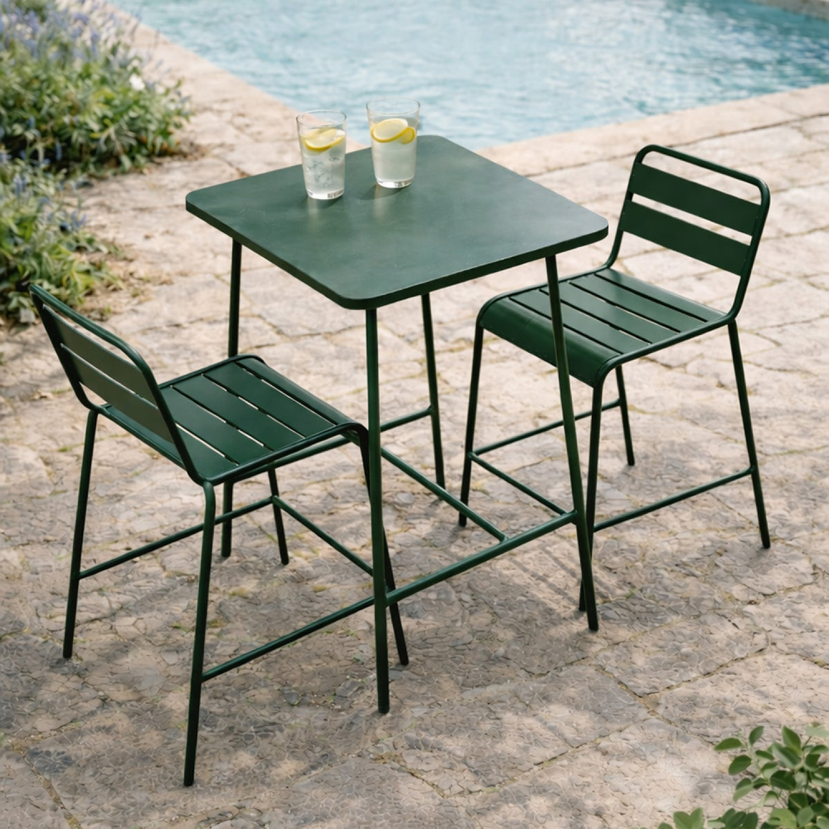 ensemble-table-chaises-bar-acier-vert-exterieur-bergame-ambiance-3-concept-usine