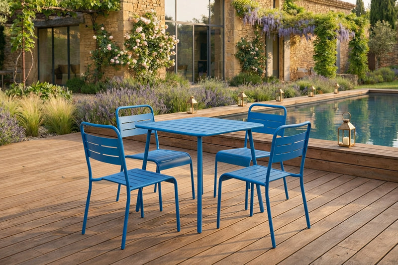 ensemble-table-4-chaises-acier-bleu-exterieur-bergame-visuel-ambiance-2-concept-usine