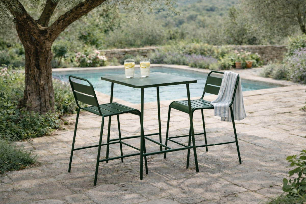 tables et chaises hautes de bar vert