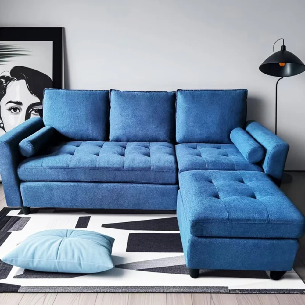 Canapé 3 places en velours bleu avec pouf photo d'ambiance