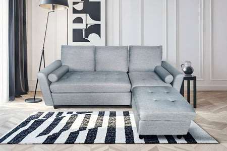 Canapé 3 places en velours avec pouf gris clair Coventry photo d'ambiance