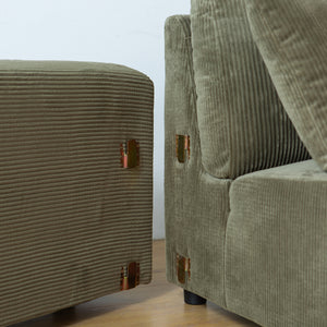 Canapé d'angle réversible 3 places en velours côtelé vert Aberdeen zoom sur les fixations de l'accoudoir
