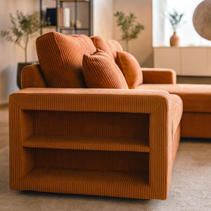 Canapé d'angle convertible 4 places avec coffre en velours côtelé terracotta Glasgow vue de profil avec étagères dans accoudoir