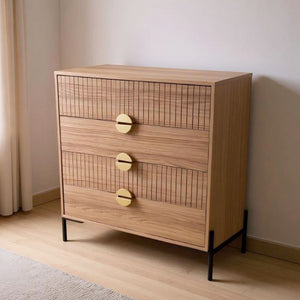 Commode 4 tiroirs décor bois rainuré et poignées dorées 84cm Vallo vue de 3/4