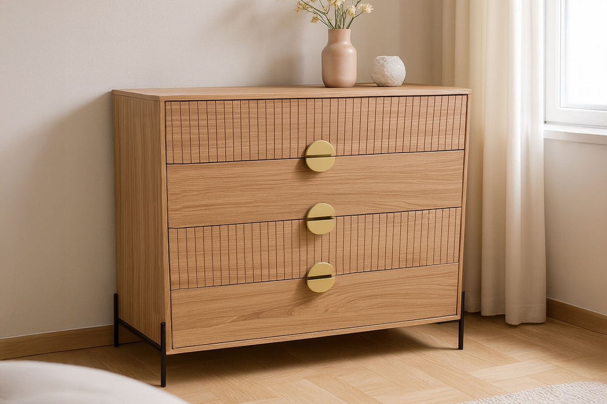 Commode 4 tiroirs décor bois rainuré et poignées dorées 84cm Vallo photo d'ambiance