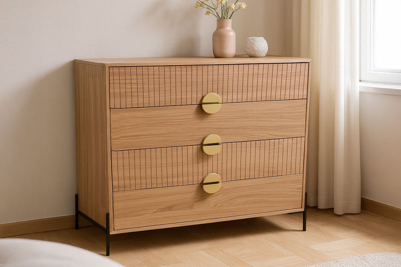 Commode 4 tiroirs décor bois rainuré et poignées dorées 84cm Vallo photo d'ambiance