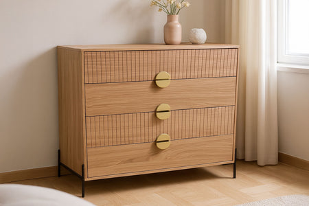 Commode 4 tiroirs décor bois rainuré et poignées dorées 84cm Vallo photo d'ambiance