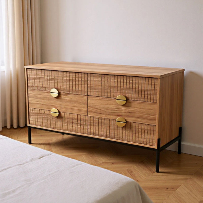 Commode 6 tiroirs décor bois rainuré et poignées dorées 124cm Vallo vue de 3/4