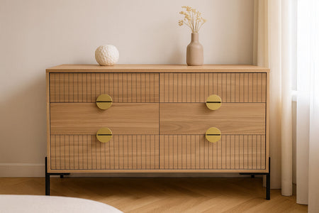 Commode 6 tiroirs décor bois rainuré et poignées dorées 124cm Vallo photo d'ambiance