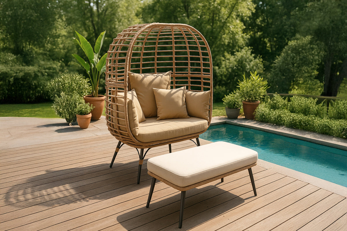 Ensemble d'extérieur avec fauteuil sur pied effet rotin et repose-pied grand format au coussin beige bundle photo d'ambiance 