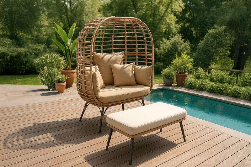 Ensemble d'extérieur avec fauteuil sur pied effet rotin et repose-pied grand format au coussin beige bundle photo d'ambiance 