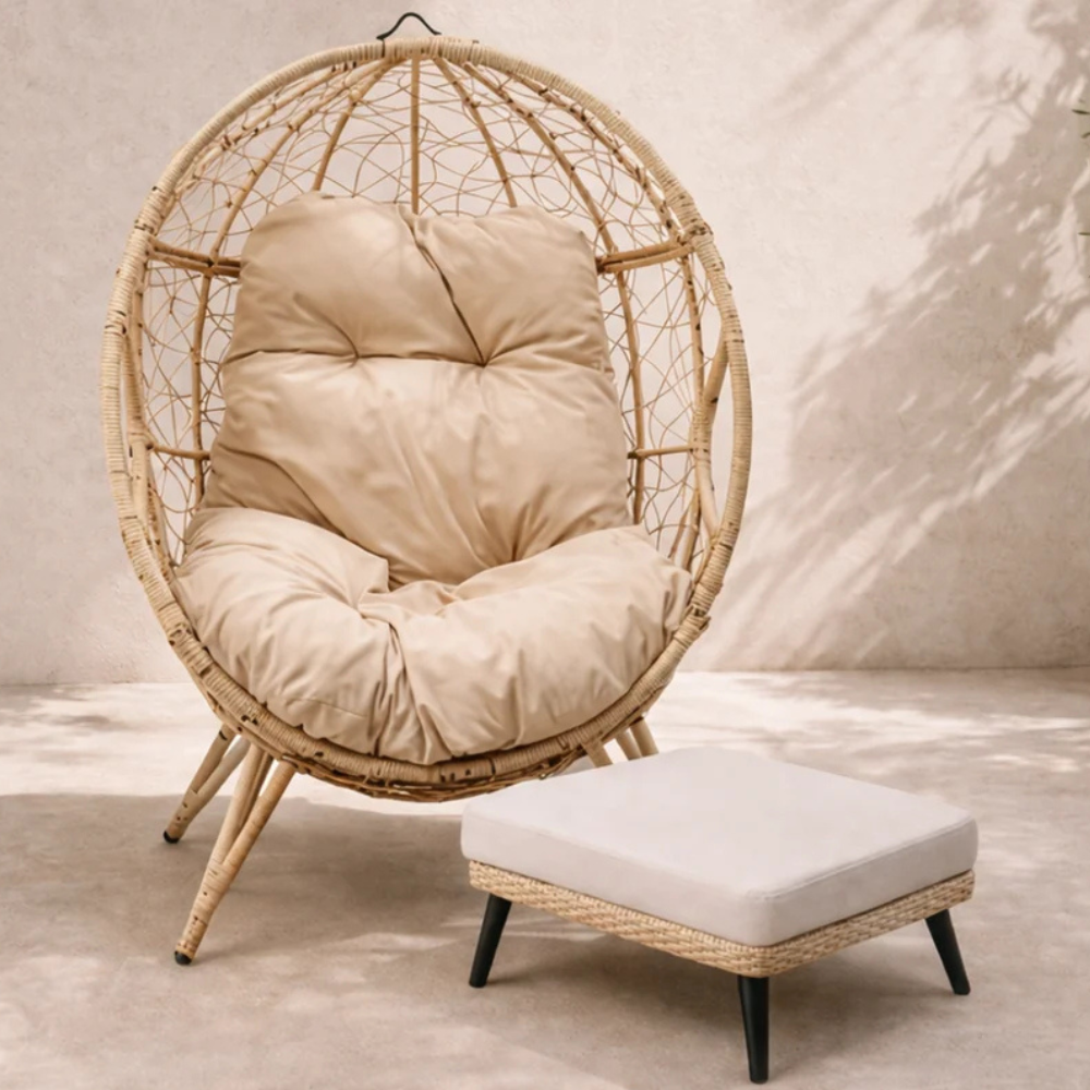 ensemble extérieur fauteuil sur pied effet rotin et repose pieds avec coussin beige bundle format paysage concept usine