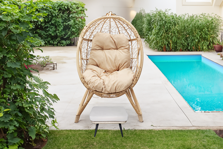 ensemble extérieur fauteuil sur pied effet rotin et repose pieds avec coussin beige bundle format paysage concept usine