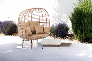 ensemble extérieur fauteuil sur pied effet rotin et repose pieds grand format coussin beige bundle format paysage concept usine