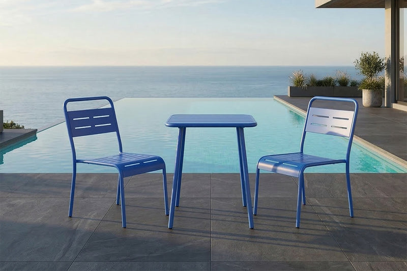 ensemble-table-2-chaises-acier-bleu-exterieur-bergame-ambiance-concept-usine
