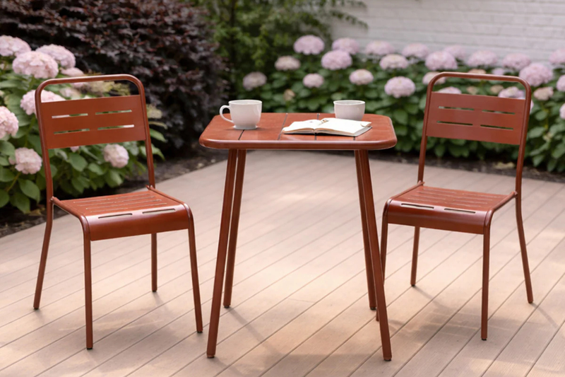 ensemble-table-2-chaises-acier-terracotta-exterieur-bergame-ambiance-2-concept-usine