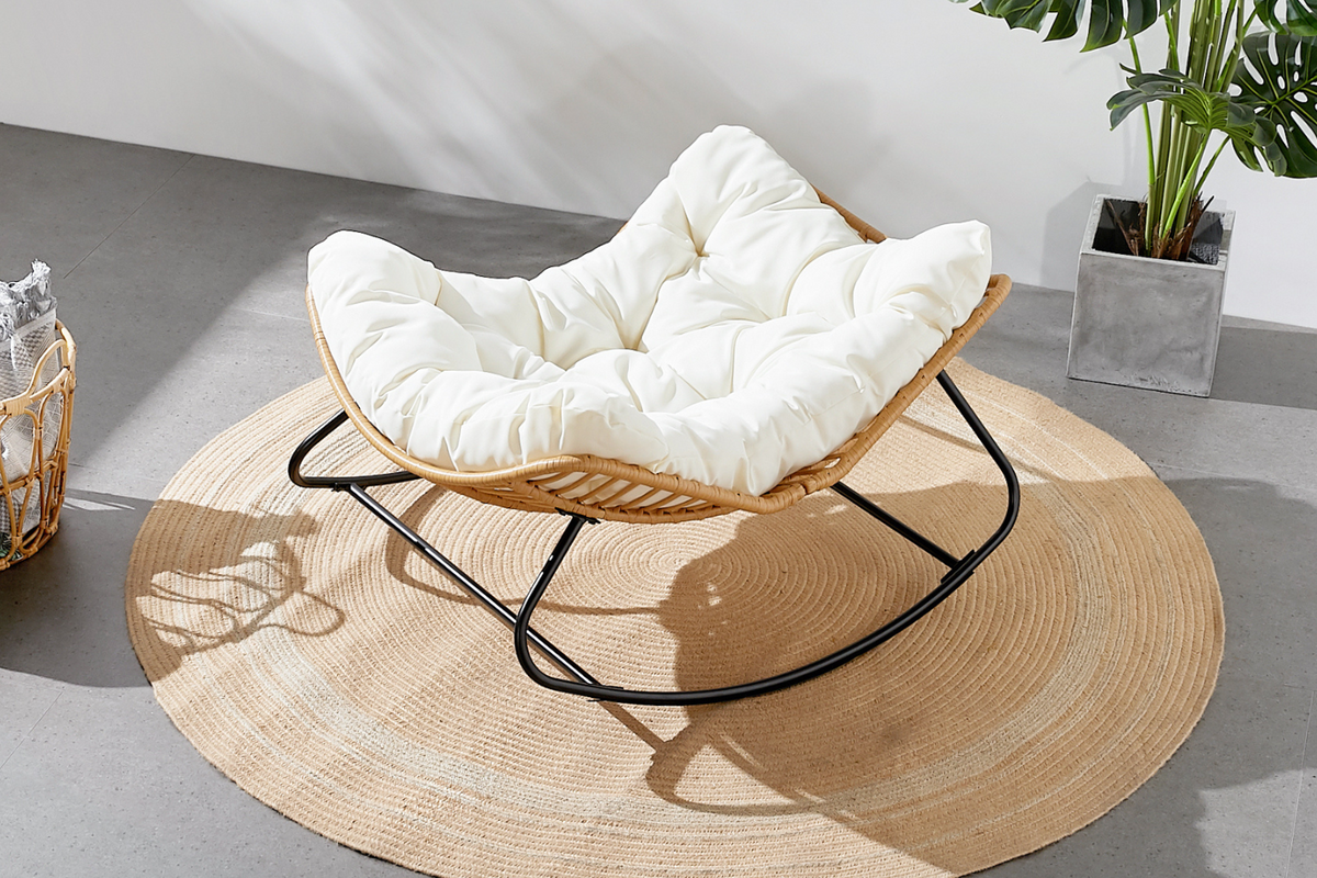 Fauteuil à bascule canggu en résine effet rotin beige - ambiance
