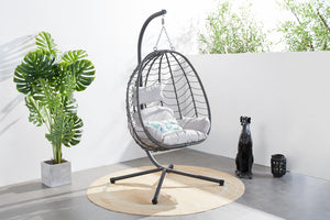 chaise suspendue avec aspect rotin et support gris