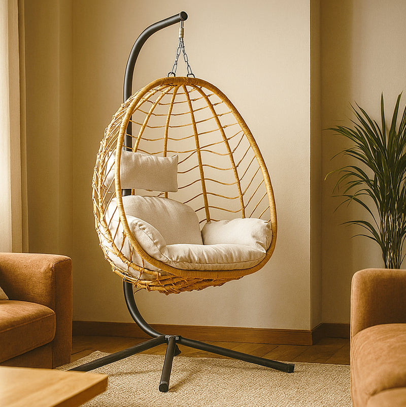 Fauteuil suspendu rotin naturel et coussins beige Lima mise en situation intérieur