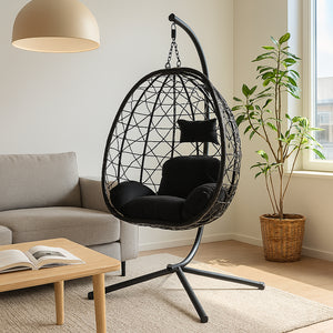 Fauteuil suspendu Cuzco en rotin noir en intérieur mise en situation salon