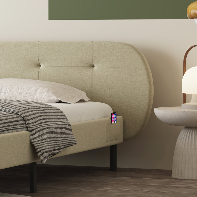 Lit capitonné 140x190cm beige avec tête de lit et sommier Tulsa zoom sur la tête de lit et la pochette pour téléphone