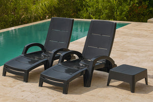 Lot de 2 bains de soleil transats avec table d'appoint gris anthracite Doral photo d'ambiance