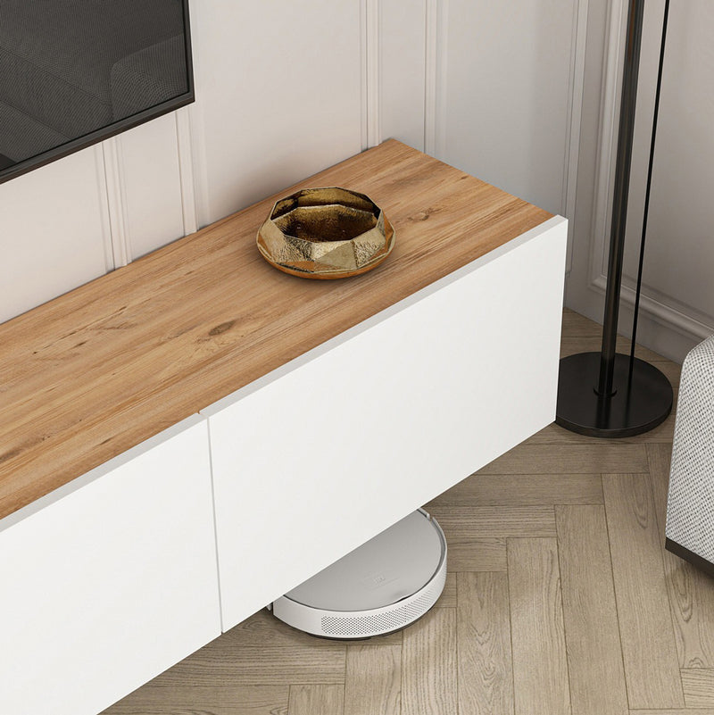 Zoom sur le plateau aspect bois et ses portes de placards blanches