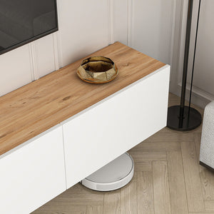 Zoom sur le plateau aspect bois et ses portes de placards blanches