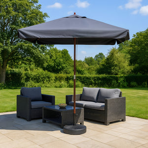 Parasol gris avec son mât en bois 3 x 3 m Palawan mise en situation jardin