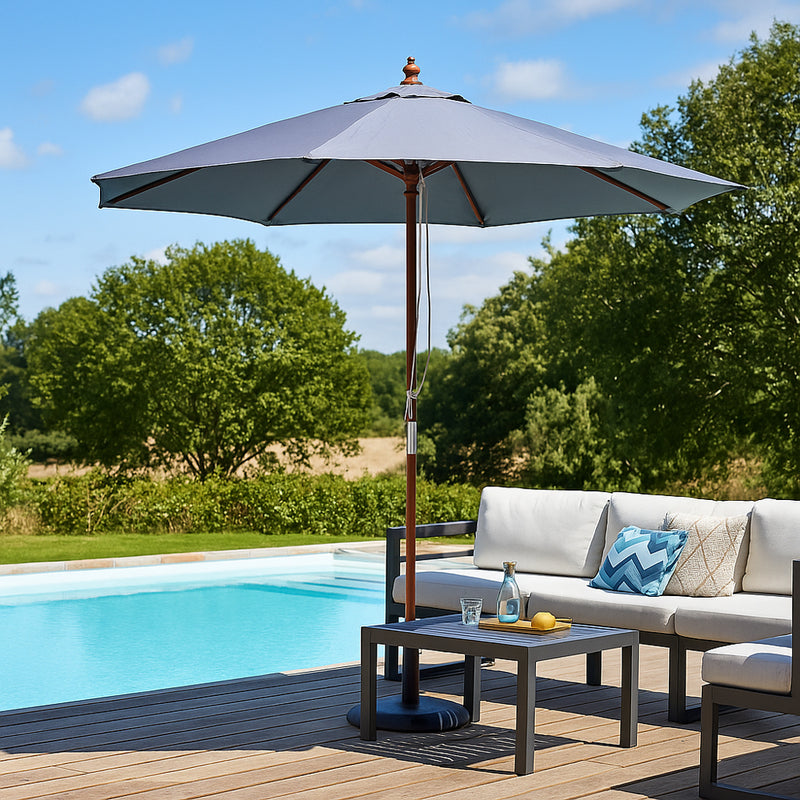Parasol circulaire droit 2.7m gris en bois Napoli mise en situation terrasse en bord de piscine