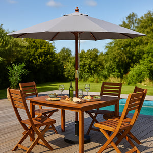Parasol circulaire droit 2.7m gris en bois Napoli mise en situation à table