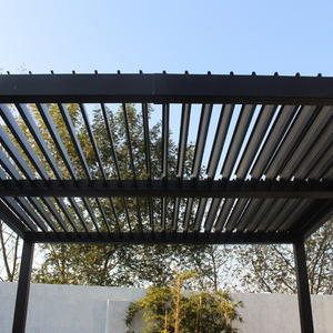 Pergola bioclimatique à double bloc de lames avec structure en aluminium gris Hydra 4x3m vue de dessous avec lames ouvertes