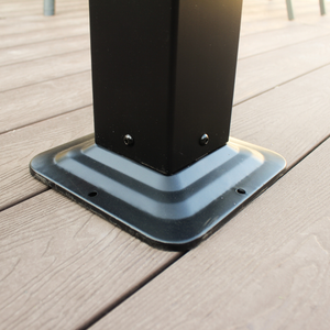 Pergola bioclimatique à double bloc de lames avec structure en aluminium gris Hydra 4x3m zoom pieds de la structure